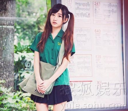 美女背后的友情与陪伴的温馨日常