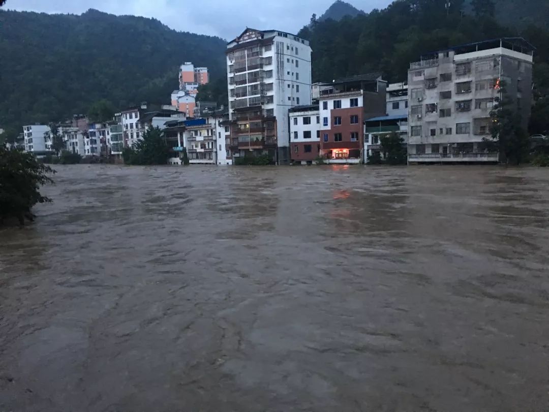 洪水最新动态，多方观点分析与个人立场阐述
