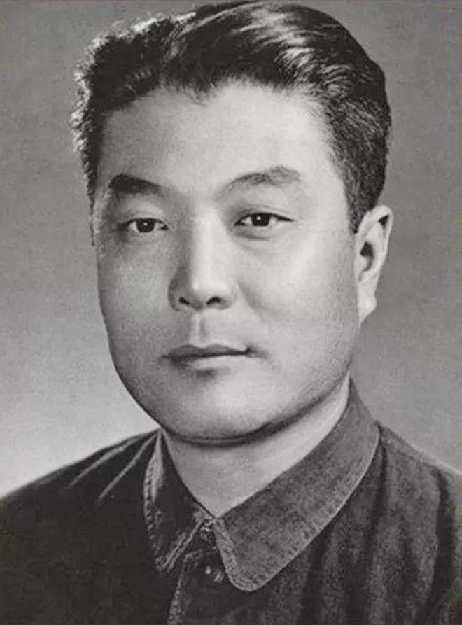 探索小巷魅力的60年代男演员与隐藏特色小店故事