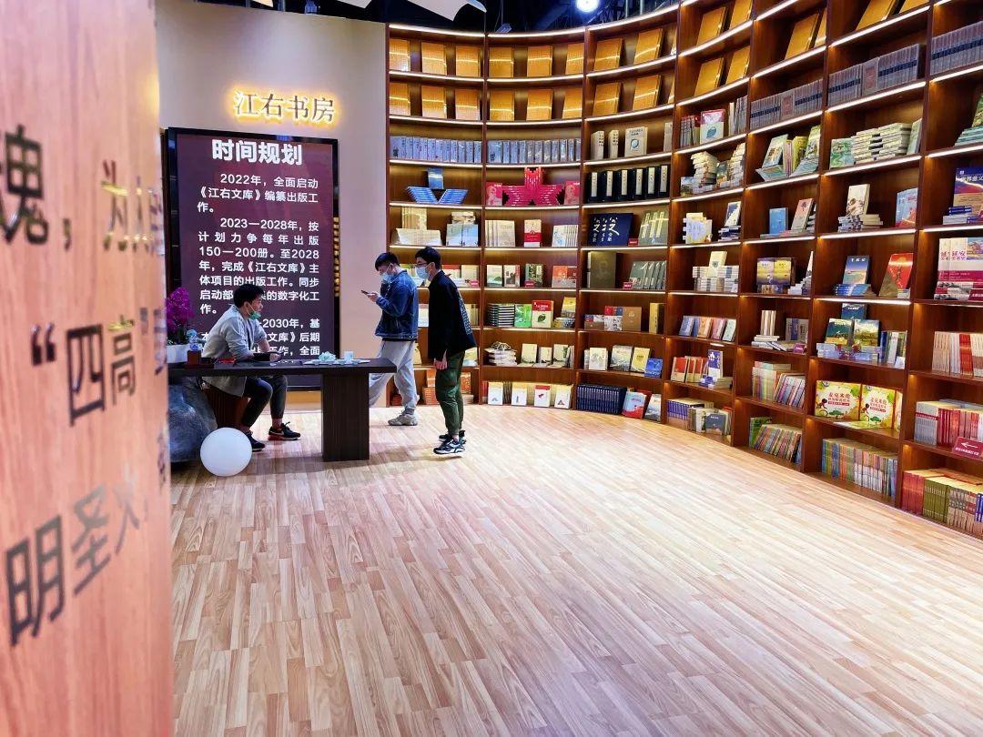 中文传媒最新消息，小明的传媒奇遇与友情的温暖传递之旅
